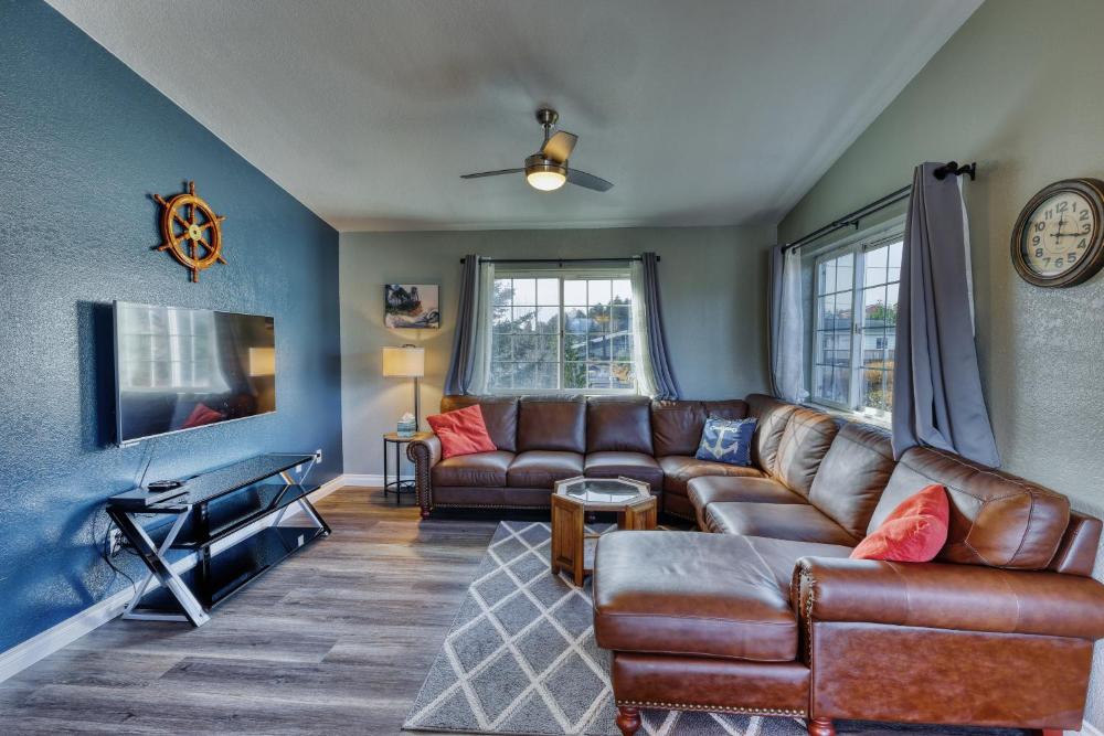 Rustic Retreat Charming 2 Bedroom Apt Sleeps 4
